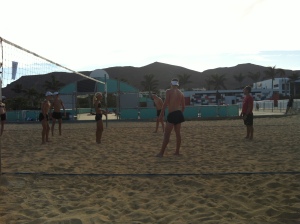 Playitas har en fin strandvolleyballbane. Her spiller vi turnering mellom øktene.